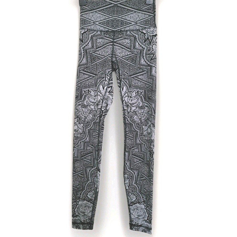 Lululemon Wunder Under Size 4 High-Rise Leggings with Black White floral pattern